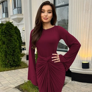 Détail de la robe bordeaux à manches longues montrant le plissage à la taille et le tissu