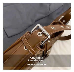 Détail de la bandoulière en cuir marron réglable avec boucle argentée sur le sac léopard