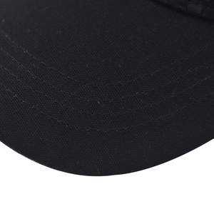 Dettaglio della visiera del cappellino nero con quattro file di cuciture parallele