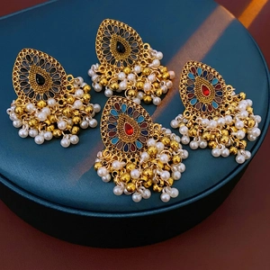 Boucles d'oreilles vintage dorées avec strass colorés et pampilles de perles blanches