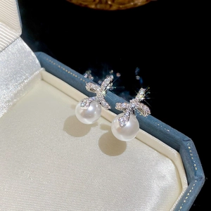 Detail van strik parel oorbellen met zirkonia in een luxe sieraden geschenkverpakking