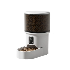 Slimme automatische voerbak met doorzichtige container voor katten en honden thuis.