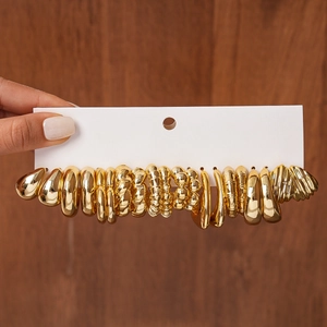 Parure de 20 boucles d'oreilles géométriques dorées avec divers anneaux et clous pour femmes