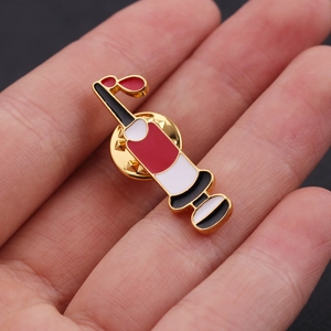 Broche en émail en forme de seringue avec bordure dorée pour personnel médical
