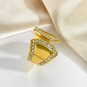 Unregelmäßiger Ring aus 18K vergoldetem Edelstahl mit Strasssteinen auf Seidenhintergrund