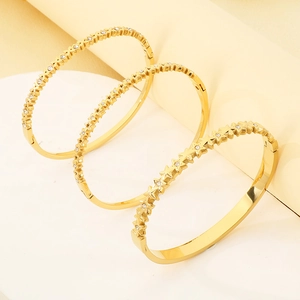 Drei 18K vergoldete Edelstahl-Armreifen mit Stern- und Blumendesigns mit Diamanten