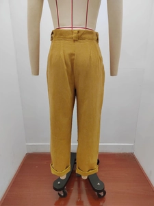 Detailansicht der senfgelben Cordhose mit geripptem Stoff und geradem Beinschnitt