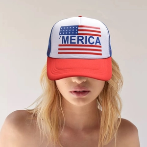 Cappello trucker classico con bandiera americana visiera rossa e retro in rete blu