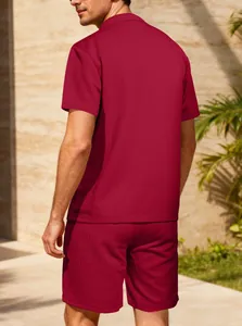 Dettaglio della trama a nido d'ape rosso scuro sul set polo e pantaloncini casual uomo