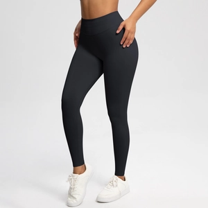 Detailansicht der nahtlosen High-Waist Yoga-Hose mit Peach-Lift Effekt in Schwarz