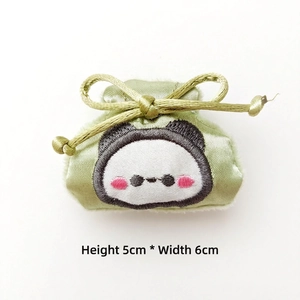 Détail d'une pochette en satin vert clair avec broderie panda mignonne, 5x6cm