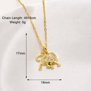 Gros plan du pendentif taureau plaqué or 18 carats avec oxydes de zirconium de 17mm x 19mm