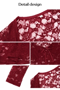 Détails du haut en dentelle rouge foncé avec nœud au dos et texture florale du tissu