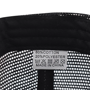 Gros plan de l'étiquette d'entretien d'une casquette vintage noire avec filet