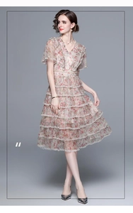 Détail des broderies perlées et de l'imprimé fleuri sur la robe en tulle