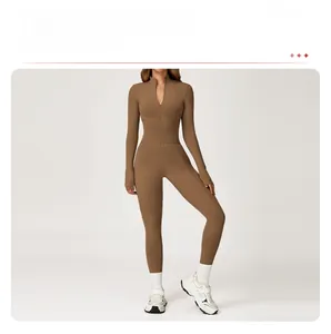 Vue détaillée du body sport une pièce marron moka à manches longues avec col zippé montant