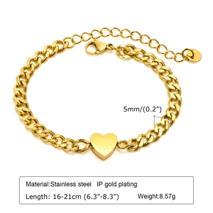 Detail of 5mm gold Cuban chain bracelet with heart charm in stainless steel