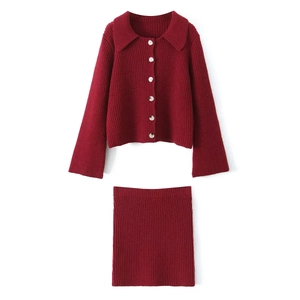 Détail d'un ensemble en tricot rouge avec cardigan à manches longues et mini-jupe taille haute