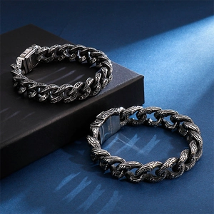 Retro interlocking skull engraved stainless steel chain bracelets for men in vintage silver