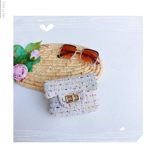 Flachbild von Mini-Tweed-Tasche mit Goldverschluss und Vintage-Schildpatt-Sonnenbrille