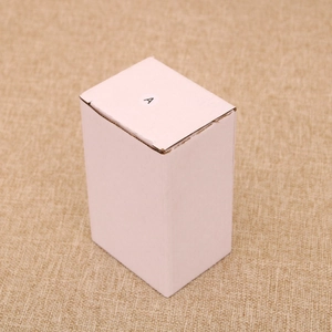 Detailed top view of a white corrugated cardboard gift box with a circular letter A label