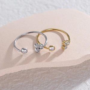 Anelli in acciaio al titanio placcati oro 14K e argento con zirconi scintillanti