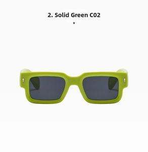 Détail de lunettes de soleil carrées vertes avec verres gris et rivets argentés