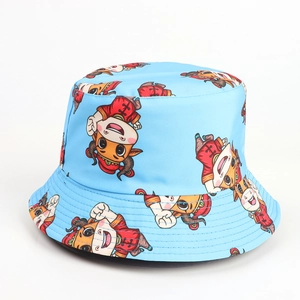 Dettaglio cappello alla pescatora azzurro con bue a cartone animato e cuciture rifinite