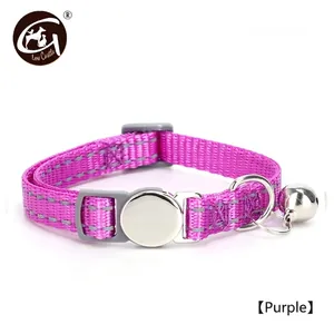 Dettaglio del collare per gatti in nylon viola riflettente con fibbia e campanellino