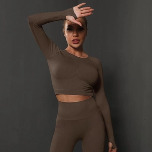 Détail de l'ensemble de yoga avec texture côtelée sans couture et design de manche à passant