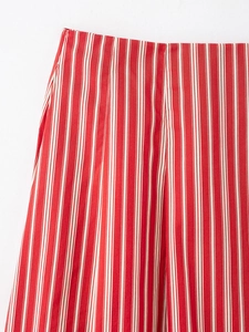 Gros plan sur la texture en coton à rayures rouges et blanches pour plage