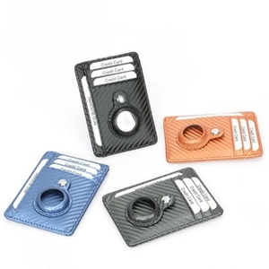 Dettaglio di portafogli RFID in fibra di carbonio con slot AirTag in vari colori