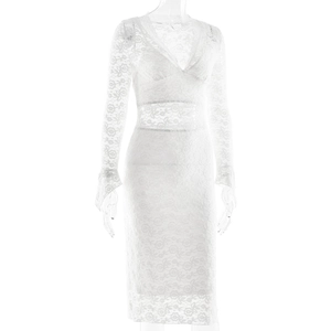 Gros plan sur la robe en dentelle blanche à col en V avec motifs floraux délicats