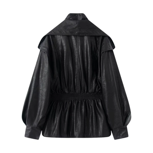 Détail de la taille froncée et de la texture lavée au dos de cette veste en cuir vintage