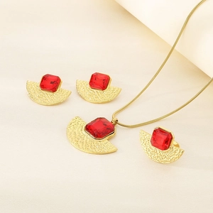 Dettaglio del set placcato oro 18K con texture a ventaglio e gemme rosse quadrate