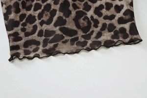 Détail du tissu en maille léopard avec ourlet ondulé élégant en gros plan