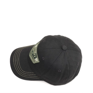 Dettaglio del cappello nero con toppa Army ricamata in verde su twill di cotone durevole