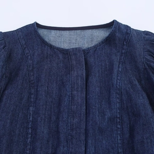 Dunkelblaues Jeanskleid mit Rundhalsausschnitt und Puffärmel-Detail auf weißem Grund
