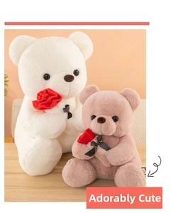 Primer plano de ositos de peluche blancos y rosas con rosas y lazos de lunares