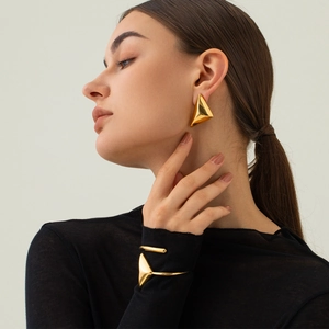 Set di gioielli in acciaio inossidabile placcato oro 18k con orecchini a triangolo