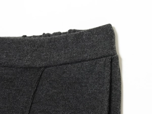 Nahaufnahme von dunkelgrauem Strickstoff mit Rippbund und feinen Texturdetails