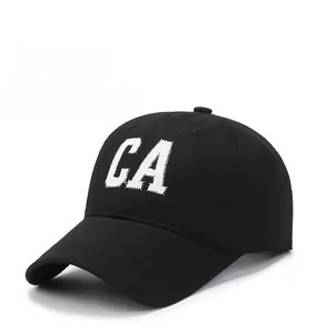 Gros plan de la broderie blanche CA de qualité sur une casquette de baseball noire