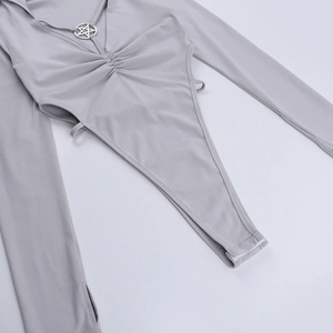 Détail du body gris clair à manches longues avec anneau étoile et col en V froncé