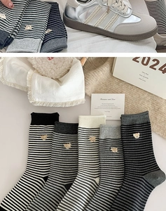 Detailansicht verschiedener gestreifter Baumwollsocken mit Bären-Stickerei-Mustern