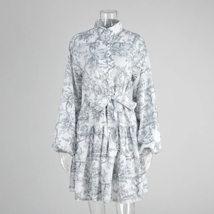 Détails du col officier et de l'imprimé toile de jouy sur robe courte à manches bouffantes