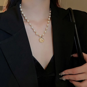 Französische Vintage Perlenkette mit Goldmünzen Anhänger getragen von einem Modell
