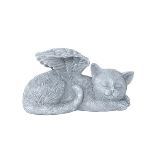 Détail d'une figurine de chat ange endormi en résine grise avec des ailes pour décoration jardin