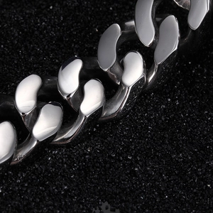 Macro di una catena cubana in acciaio inossidabile argento con dettagli della trama metallica