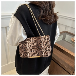 Sac à bandoulière léopard tendance avec chaîne dorée et détails métalliques élégants