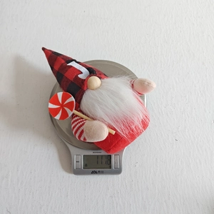 Bambola gnomo di Natale a quadri rossi e neri con ricamo lettera J e caramella.